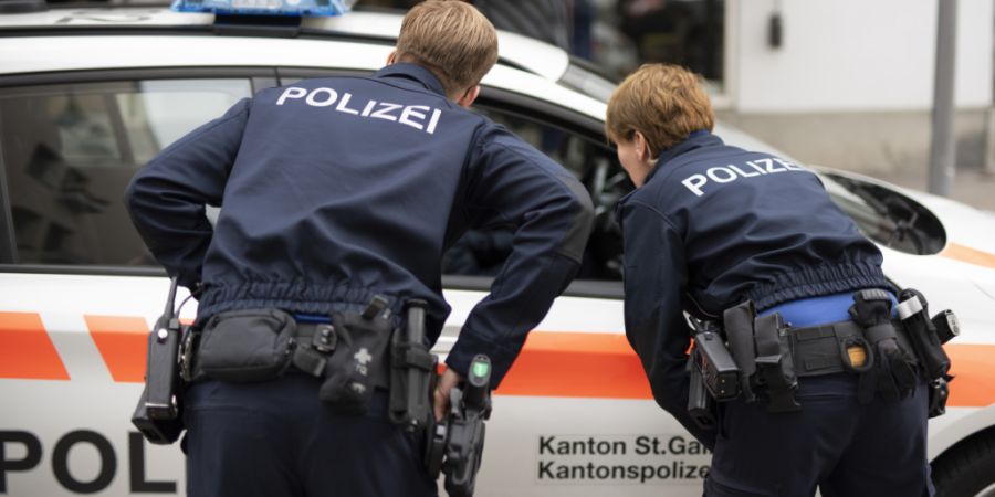 Die Kantonspolizei St. Gallen hat vom Freitagabend bis Samstagmorgen sieben fahrunfähige oder alkoholisierte Lenker gestoppt. (Symbolbild)