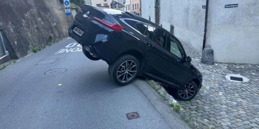 Spektakulär anzusehen - aber niemand verletzt: Auto von der Spur abgekommen am Samstag auf der Hofstrasse in Chur.