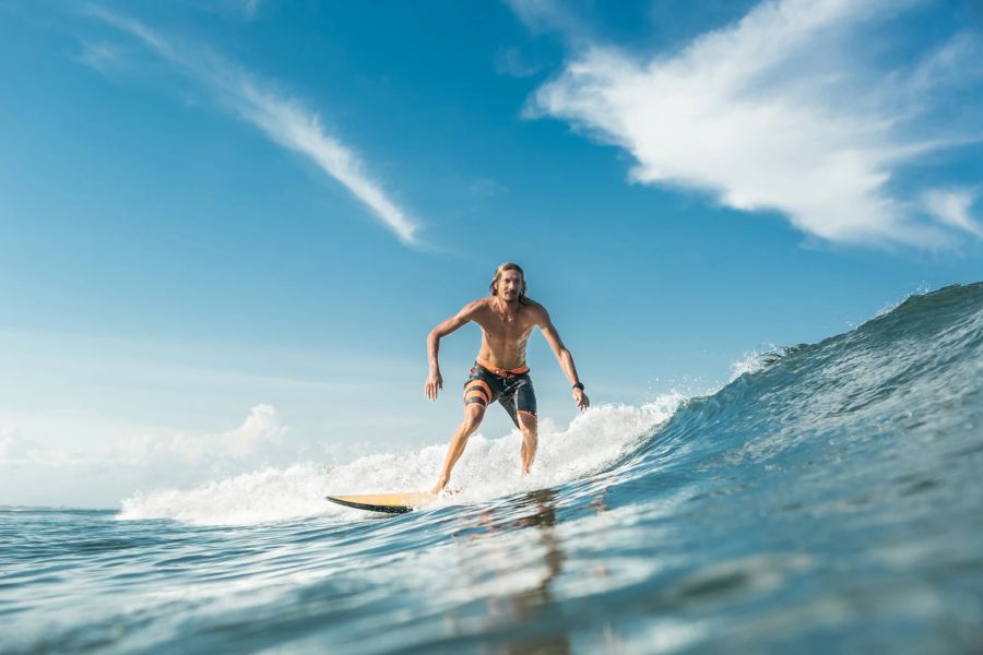 Surfen ist auf Bali am Nusa Dua Beach besonders schön.