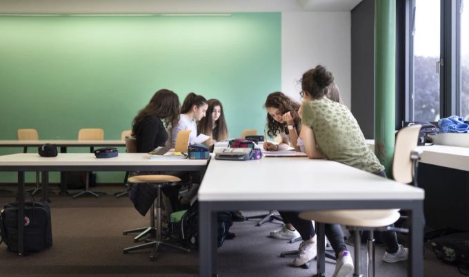 Wenn Lehrpersonen unterschiedliche Meinungen und Haltungen zu politischen Themen präsentieren, können sich die Schüler eine eigene Meinung bilden, ist Sager überzeugt. (Symbolbild) Schule Politik Meinungen