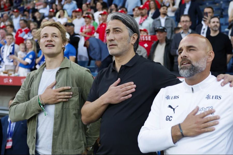 Marco Odermatt singt die Nationalhymne beim Test gegen Estland.