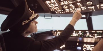 Weiblicher Pilot im Cockpit.