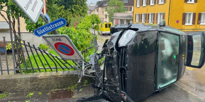St. Gallen: Autofahrerin rutscht auf Gaspedal und prallt gegen Mauer. St. Gallen