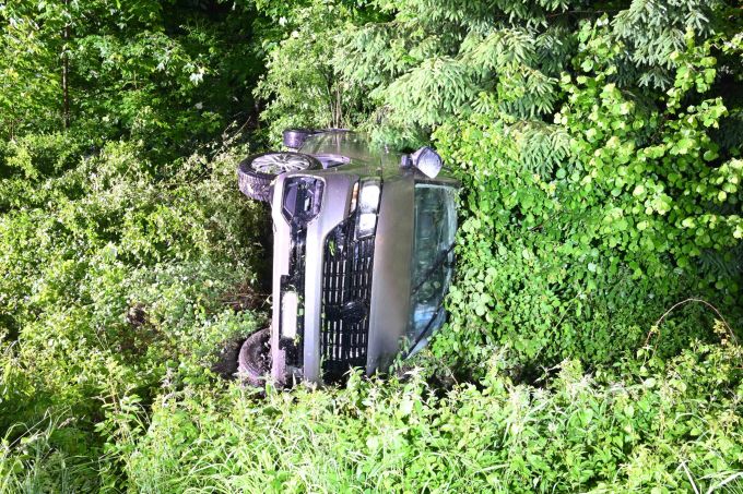 Alkoholisierter Autofahrer landet in Gebusch. Besoffen in Gebüsch.