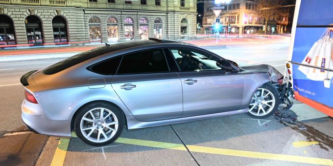 Mehrere Unfälle - Auto prallt im Kanton Luzern in Linienbus