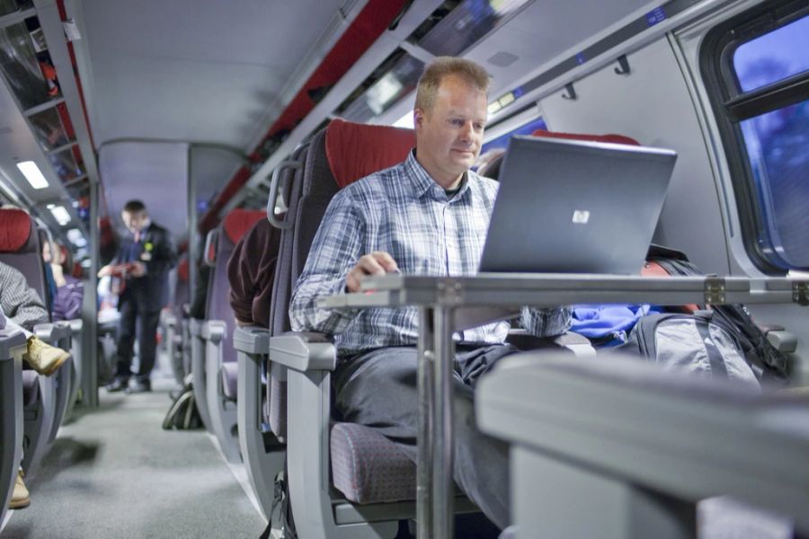 Tische für die Laptops finden sich in der 1. Klasse auch in den Viererabteilen. (Archivbild)