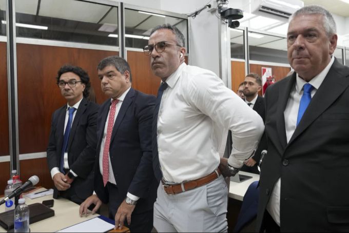 Unter anderem Leopoldo Luque (im weissen Hemd) – Maradonas ehemaliger Leibarzt – ist angeklagt. Leopoldo