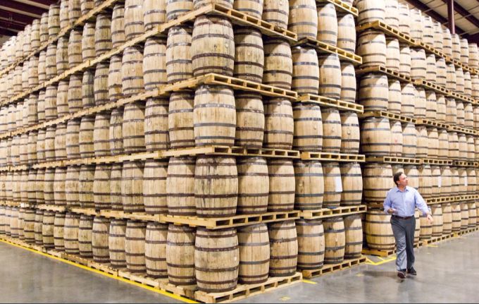 Whisky aus den USA soll mit hohen Zöllen belegt werden. (Archivbild) Whisky Fässer USA