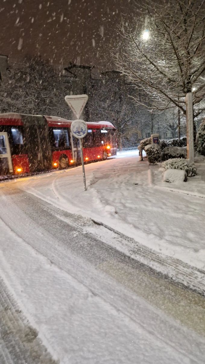 Die Berner Busse haben es am Montagmorgen schwer. wetter schnee