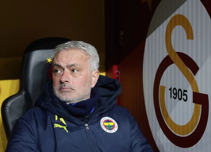 José Mourinho kann bisher bei Fenerbahçe Istanbul nicht überzeugen. mourinho
