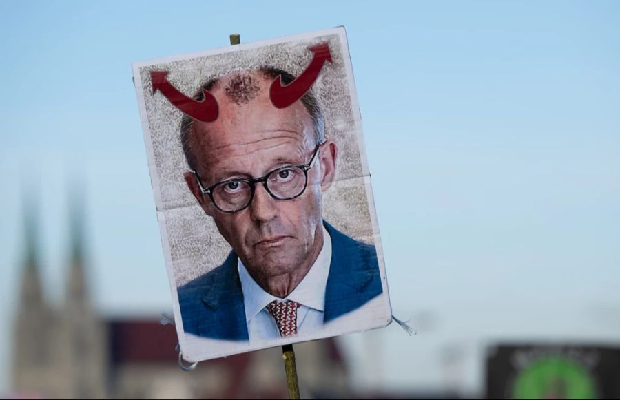 Auslöser der Proteste war die gemeinsame Abstimmung von Union und AfD im Bundestag zur Migrationspolitik.