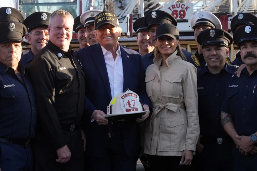 Melania lächelt an der Seite von Gatte Donald Trump.