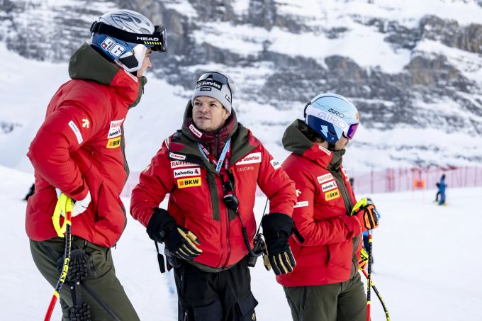 Abfahrts-Coach Reto Nydegger (Mitte) mit Franjo von Allmen (links) und Alexis Monney in Wengen. Reto Nydegger Alexis Monney