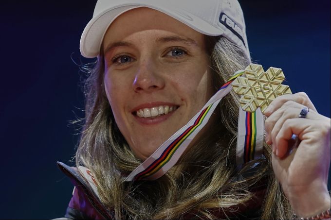 Camille Rast zeigt stolz ihre WM-Goldmedaille nach dem Sieg im Slalom. Camille Rast
