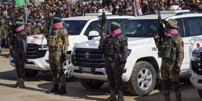 Kämpfer der Hamas und des Islamischen Dschihads warten heute Samstag auf israelische Gefangene. Hamas