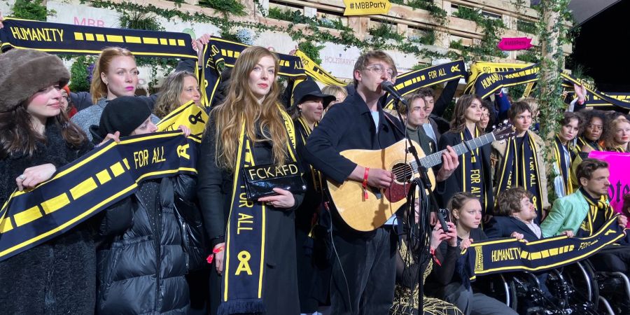 Bei der Protestaktion hielten die Prominenten Schals von SOS Humanity hoch.