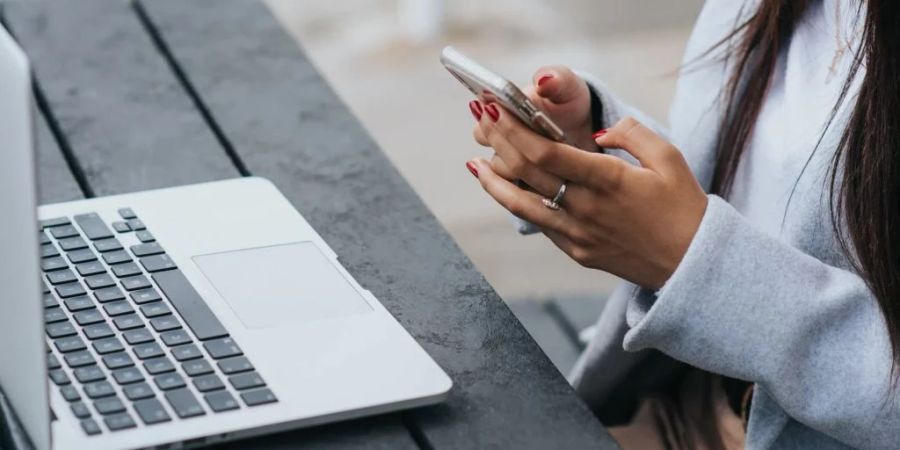 Chatbots können laut den Fachleuten eine erste Entlastung bringen, indem sie etwa helfen, Gedanken zu ordnen.