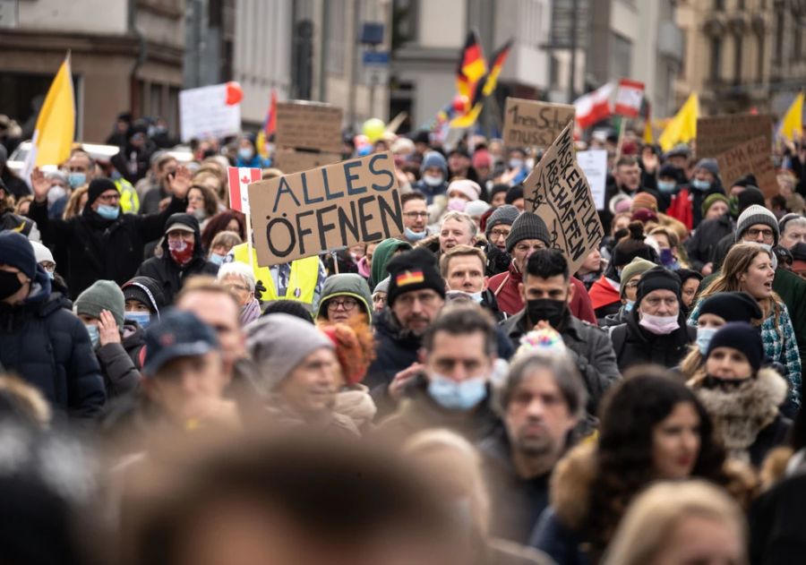 Während dem Coronavirus haben sich viele Menschen anti-demokratisch radikalisiert. Abgebildet: Eine Demo in Frankfurt (D) gegen die Corona-Regeln.