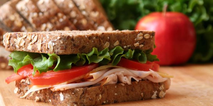 Wenn der nächtliche Heisshunger kommt, sind gesunde Snacks gefragt. Sandwich