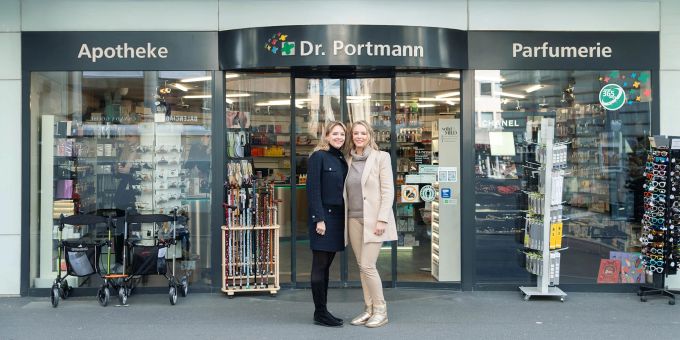Caroline und Simone Portmann vor ihrer Apotheke Dr. Portmann in Interlaken BE. pharmaSuisse