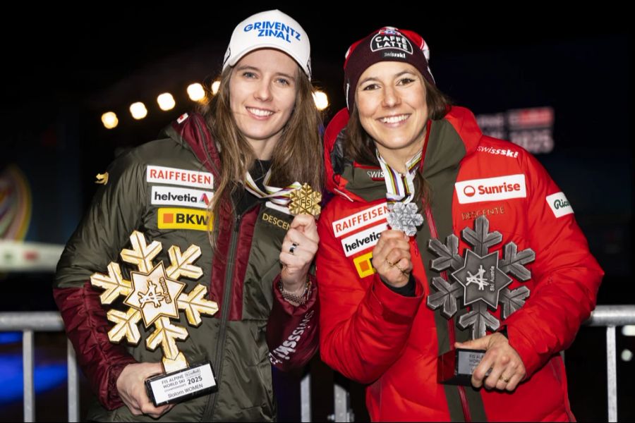 Camille Rast krönt sich vor Wendy Holdener zur Slalom-Weltmeisterin.