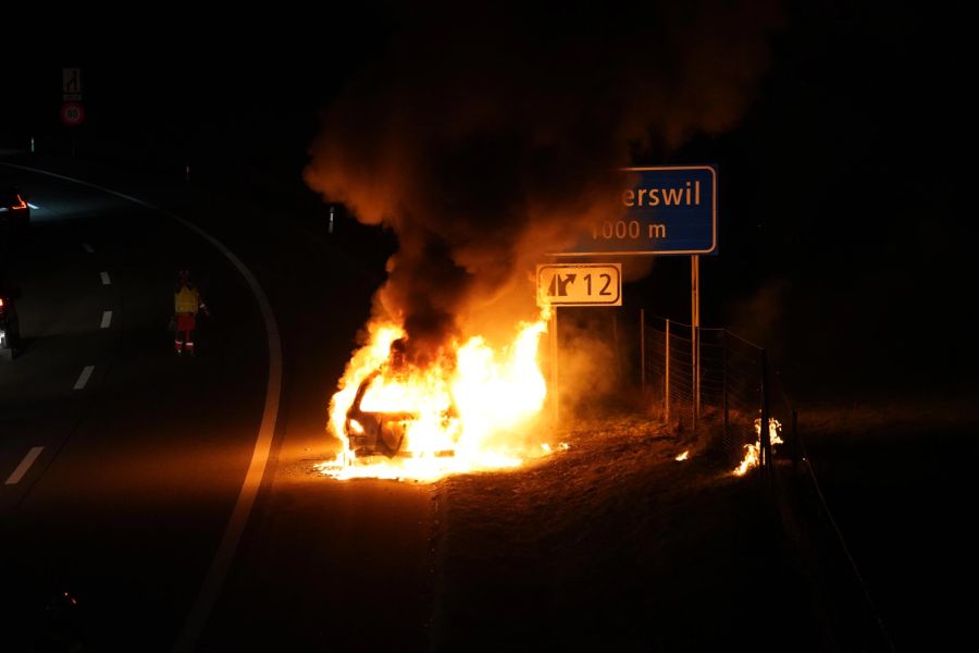 Auf der Autobahn A15 bei Rüti ZH kurz vor der Ausfahrt Rapperswil brannte am Freitagabend ein Fahrzeug völlig aus.