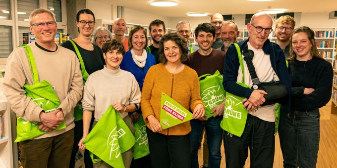 Grüne Köniz: Kandidierende für das Parlament. Gruppenfoto grün Raum