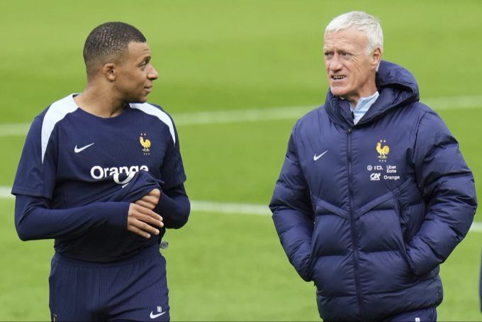 Kylian Mbappé mit Didier Deschamps im Teamtraining von Frankreichs Nationalmannschaft. Kylian Mbappé Didier Deschamps