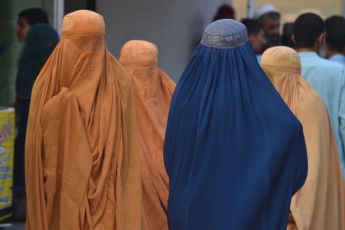 Frauen in Afghanistan dürfen in der Öffentlichkeit nicht einmal mehr laut sprechen. (Archivbild) Afghanistan Taliban