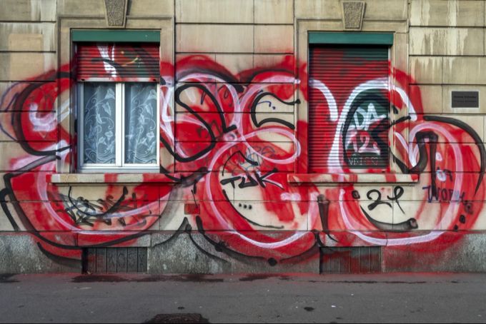 Ist ein Gebäude bereits besprayt, steigt die Wahrscheinlichkeit, dass es erneut besprayt wird. Hier ein Foto aus Basel. Basel