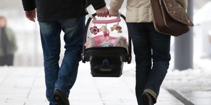 Eltern sollen mehr Zeit mit ihrem Nachwuchs verbringen können, fordert eine Initiative. Elternzeit