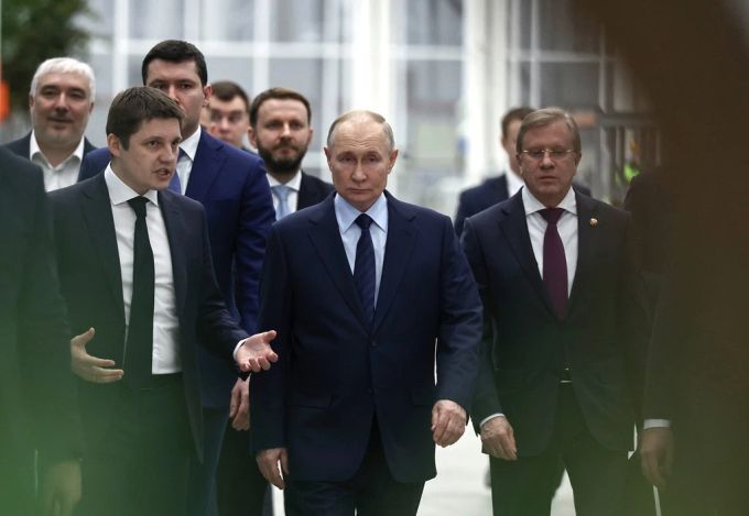 Wladimir Putin am 28. Januar 2025 im Forschungs- und Produktionszentrum für unbemannte Flugsysteme in Russland. Wladimir Putin mit Personal