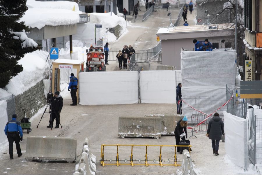 Strassensperren vor dem Kongresszentrum während dem WEF 2019 in Davos.