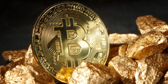 Trotz Unsicherheiten steigt der Goldpreis, während Bitcoin unter Druck gerät. (Symbolbild) gold und bitcoin symbol