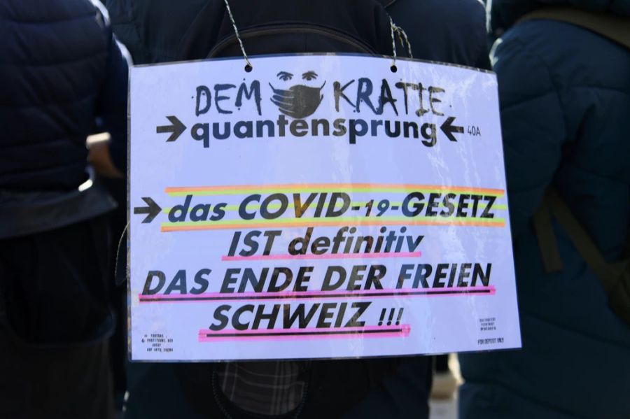 Personen protestieren gegen die Corona-Massnahmen im November 2021.