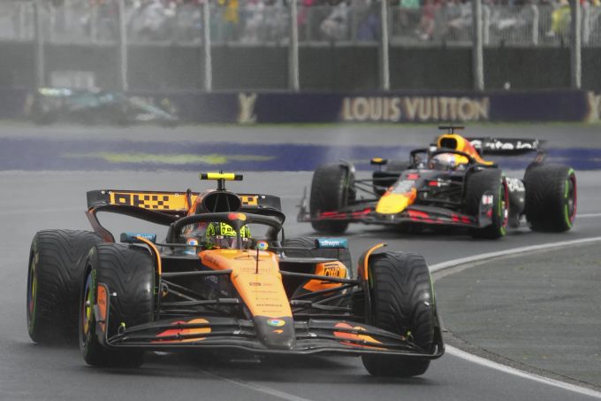 Lando Norris (McLaren) vor Max Verstappen (Red Bull) beim Australien-GP der Formel 1. Norris McLaren Red Bull