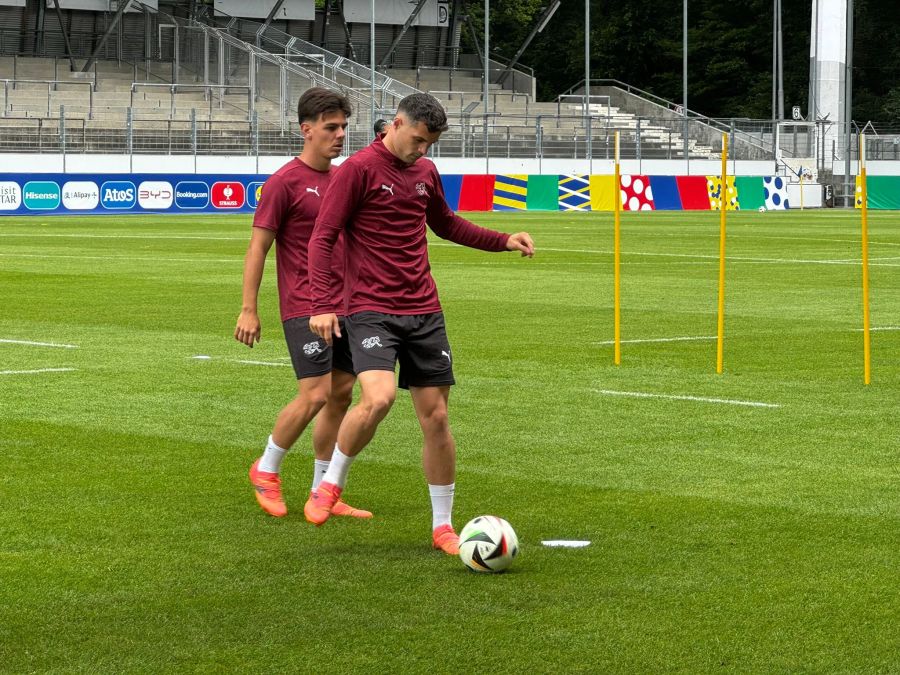 Ardon Jashari und Granit Xhaka bei einer Passübung.