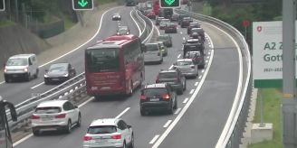 In Richtung Süden - Stau vor dem Gotthardtunnel erreichte 12 Kilometer In Richtung Süden - Stau vor dem Gotthardtunnel erreichte 12 Kilometer