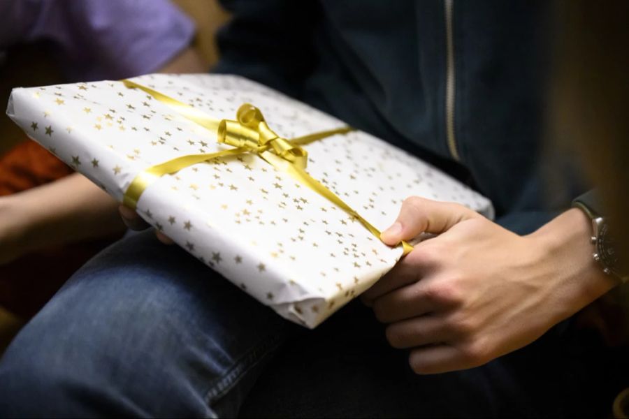 Eltern würden ihre Kinder oftmals mit Geschenken überhäufen, sagt Jugendforscher Schnetzer. (Symbolbild)