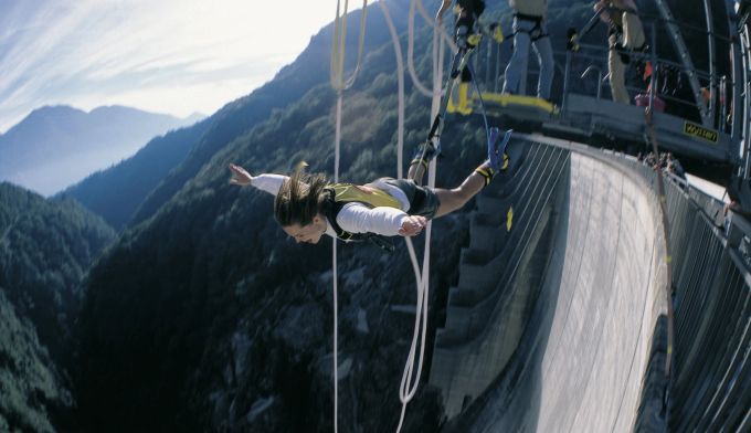 James Bond-Sprung wie im Film «Golden Eye» von der Verzasca-Staumauer, weltweit höchster Sprung ab Boden (220 m). Bungee Jump Verzasca