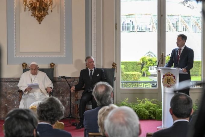 Bereits bei der Begrüssungszeremonie wurden Spannungen zwischen De Croo (r.) und dem Papst deutlich. (Archivbild) Papst Belgien De Croo