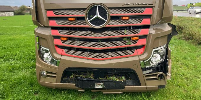 Sattelschlepper verunfallt auf der Autobahn A3. Verkehrsunfall auf A3
