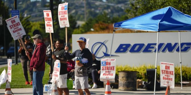 Beim kriselnden US-Flugzeugbauer Boeing sollen die Verhandlungen zwischen Arbeitgebern und Arbeitnehmern am Montag unter Vermittlung eines Bundesbeauftragten fortgesetzt werden.