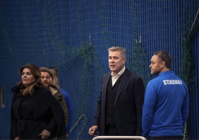 Die liberalkonservative Unabhängigkeitspartei von Ministerpräsident Bjarni Benediktsson landete trotz Verlusten mit 1,4 Prozentpunkten auf Rang zwei. Bjarni Benediktsson