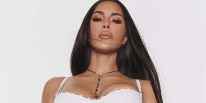 Sexy Fotos - Kim Kardashian posiert mit Rosenkranz – Katholiken sauer!
