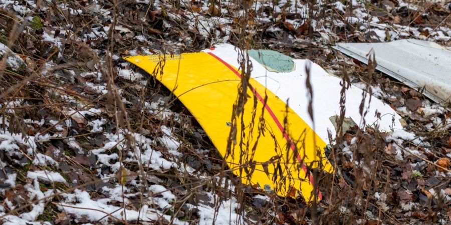 Auf einem Trümmerteil des in Litauen abgestürzten Flugzeugs sind die DHL-Farben zu sehen.