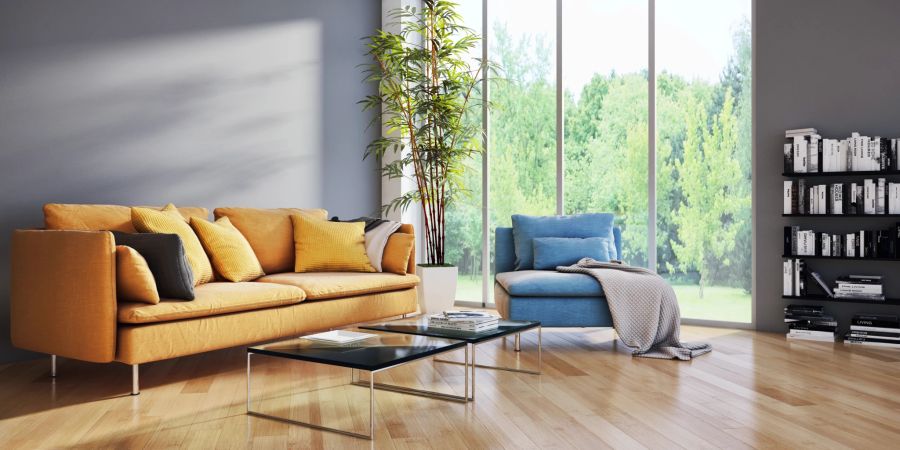 Auffälliges Sofa, das den gesamten Raum aufhellt.