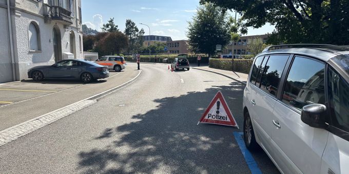 Am Bein verletzt - Bub (10) rennt in St. Gallen vor ein Auto