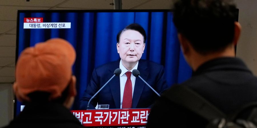 Südkoreas Opposition fordert Präsident Yoon nach dessen kurzzeitiger Ausrufung des Kriegsrechts zum Rücktritt auf.