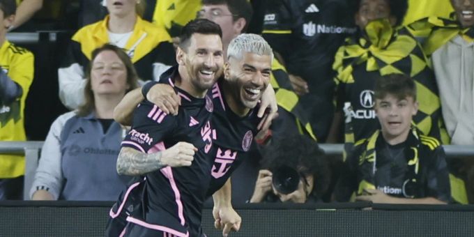 Lionel Messi und Luis Suarez jubeln über ein Tor für Inter Miami. Lionel Messi